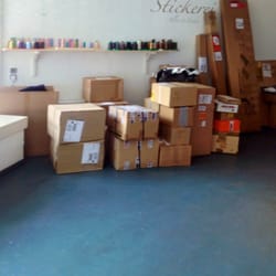 Fadenladen Stickerei - UPS-Pakete dominieren den Shop nach dem Umzug.