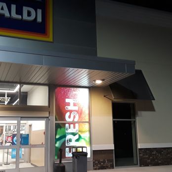 ALDI - Night shot - Grocery Near Me - Clearwater, Florida