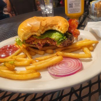 Jason's Beachside Grille - Guacamole burger - New American Near Me - Kings Beach, California Jason's Beachside Grille - Guacamole burger - New American Near Me - Kings Beach, California