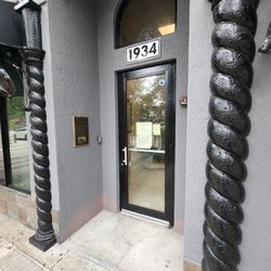 Hollywood Publishing Company Hollywood News Building - Entrance with original pillars
