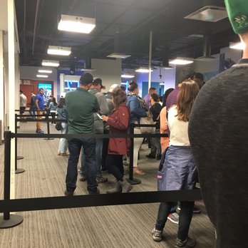 Skydeck Chicago - Security line to Skydeck - Observatories Near Me - Chicago, Illinois Skydeck Chicago - Security line to Skydeck - Observatories Near Me - Chicago, Illinois