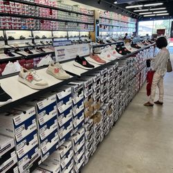 SKECHERS Warehouse Outlet - Well, how about one more of this area!
