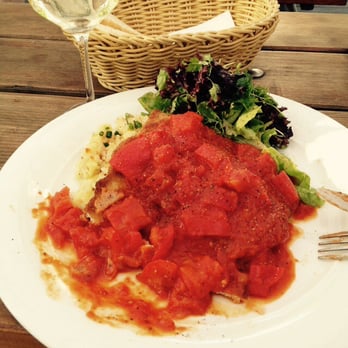 Vadder Frankfurt - Schnitzel gut versteckt unter hausgemachter "Balkansosse" mit leckerem Kartoffelsalat - German Near Me - Frankfurt, HE Vadder Frankfurt - Schnitzel gut versteckt unter hausgemachter "Balkansosse" mit leckerem Kartoffelsalat - German Near Me - Frankfurt, HE
