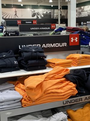 DICK'S Sporting Goods by null