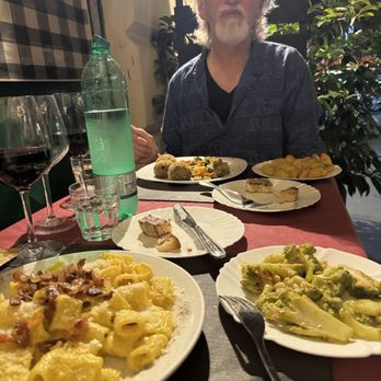 Luma - Carbonara, side of broccoli, vegetarian "meat"balls, grilled potatoes - Bistros Near Me - Rome, RM Luma - Carbonara, side of broccoli, vegetarian "meat"balls, grilled potatoes - Bistros Near Me - Rome, RM