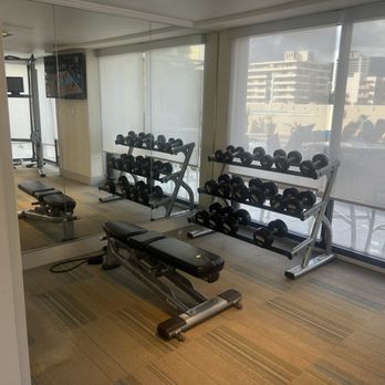Holiday Inn Express Waikiki - Weights and bench - Hotels Near Me - Honolulu, Hawaii