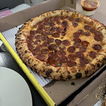 Maker Pizza Thornhill - Spicy pep vodka god Parmesan, mozzarella, vodka sauce, pepperoni, chilli flakes - Pizza Near Me - Thornhill, Ontario