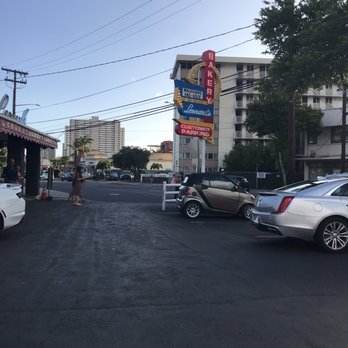 Leonard's Bakery - Parking lot - Bakeries Near Me - Honolulu, Hawaii