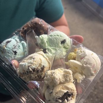 Snowflake Ice Cream Shoppe - Tasting flight - Ice Cream & Frozen Yogurt Near Me - Riverhead, New York