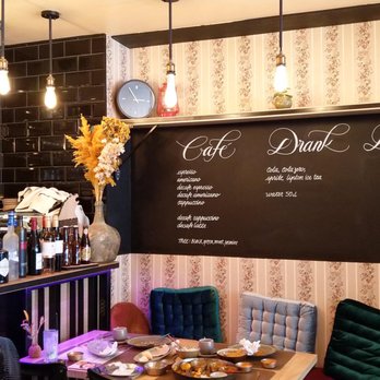 Garlic n Greens - Interior of the restaurant with today's specials written on a blackboard: cafe, drinks and desserts - Vegan Near Me - Bruges, VWV Garlic n Greens - Interior of the restaurant with today's specials written on a blackboard: cafe, drinks and desserts - Vegan Near Me - Bruges, VWV
