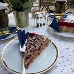 Frau Behrens Torten - Kirsch-Mandel-Tarte, Himber-Marzipan-Torte.