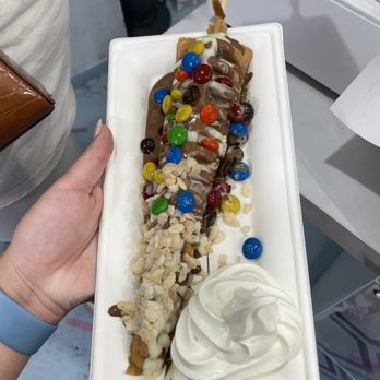 icyvibes - an ice cream sundae topped with candy and m & m's - Ice Cream & Frozen Yogurt Near Me - Sainte-Anne-de-Bellevue, Quebec