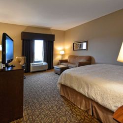 Hampton Inn Geneseo - Guest room