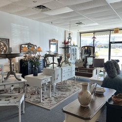 Michelle's Consignment Boutique - Glasgow - Room with furniture