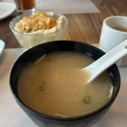 Odine Japanese & Thai Fusion - Miso soup and salad with green tea to drink