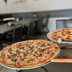 Trax Pizza Company - Garden and pepperoni pizza