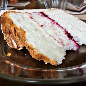 California Bakery - Angel Food Cake con frosting e confettura al lampone. Soffice, fresca, leggera e buona, il nome è azzeccatissimo! - Desserts Near Me - Milan, Michigan California Bakery - Angel Food Cake con frosting e confettura al lampone. Soffice, fresca, leggera e buona, il nome è azzeccatissimo! - Desserts Near Me - Milan, Michigan