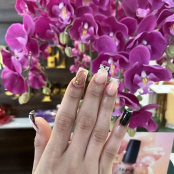 Deluxe Nail Salon - Nail Salons Near Me - Aurora, Illinois