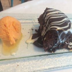 El Marinero - Tarta de tres chocolates con helado de mandarina.