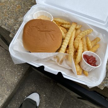 Chesapeake Concessions - Crab cake sandwich and fries - Food Trucks Near Me Chesapeake Concessions - Crab cake sandwich and fries - Food Trucks Near Me