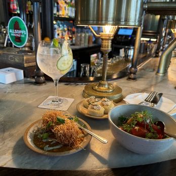 The Wigmore - Afternoon snacks at the bar - Pubs Near Me - London, XGL