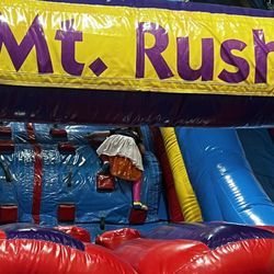 Pump It Up Brandon - Árena A - you switch between rooms for the birthday parties and each room has something new.