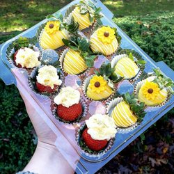 Berrie Claire - Cheesecake stuffed strawberries and chocolate covered strawberries
