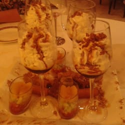 Dimitri - Le dessert : caramel et chantilly, accompagnés de pâtisseries grecques.