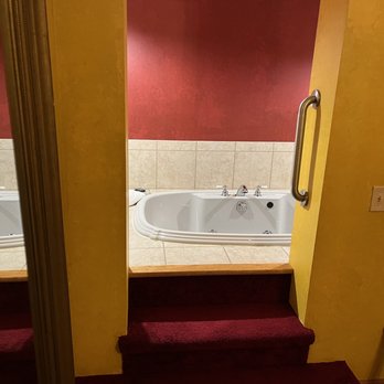 Decker Hotel & Restaurant - The soaking tub in the Grand Suite. - Burgers Near Me - Maquoketa, Iowa