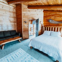 The Hawk's Nest Lodge - Chickadee Suite
