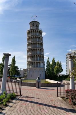 Leaning Tower of Niles by null