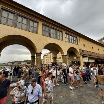Ponte Vecchio - Middle of the bridge - Local Flavor Near Me - Florence, FI