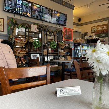 Mystic Depot Roasters - a vase of daisies on a table - Coffee & Tea Near Me - Stonington, Connecticut Mystic Depot Roasters - a vase of daisies on a table - Coffee & Tea Near Me - Stonington, Connecticut