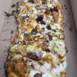 Artichoke and chicken flatbread pizza Artichoke and chicken flatbread pizza