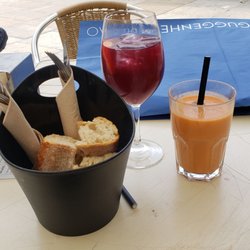 Bistró Guggenheim - Gazpacho and sangria