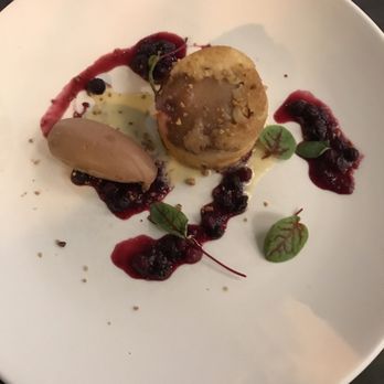 Le Hobbit - Pear cake with Bailey's ice cream - French Near Me - Quebec City, Quebec