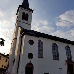 St. Laurentius Kirche - Haupteingang und Kirchturm