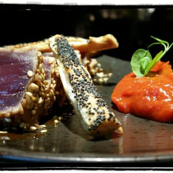 Obsessions - Tataki de atún rojo con hojaldre de amapola y compota de pimiento rojo. - Tapas Bars Near Me - Barcelona, B Obsessions - Tataki de atún rojo con hojaldre de amapola y compota de pimiento rojo. - Tapas Bars Near Me - Barcelona, B