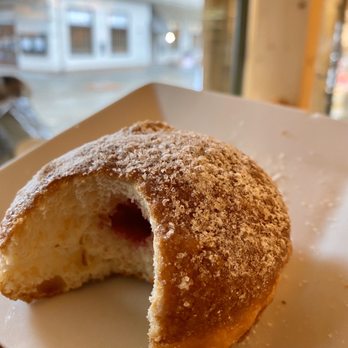 Early Beck Boulanger Confiseur - Boule de Berlin - Bakeries Near Me - Gstaad, BE