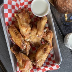 Brick House 714 Bar and Grill - Chicken wings with blue cheese