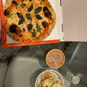 Piola - Margherita Pizza and Garlic Knots with Marinara Sauce. - Pizza Near Me - Miami Beach, Florida Piola - Margherita Pizza and Garlic Knots with Marinara Sauce. - Pizza Near Me - Miami Beach, Florida