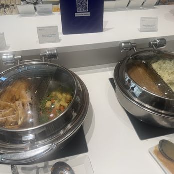 SkyTeam Lounge - Chicken cordon bleu, veggies and mashed potatoes - Airport Lounges Near Me - Richmond, British Columbia