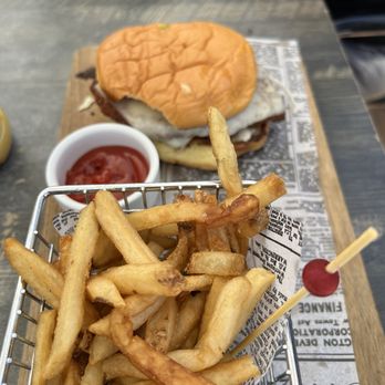 Pier 24 - Crispy chicken sandwich - New American Near Me - Avalon, California