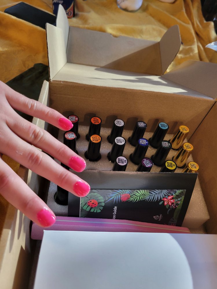 Auntie Laura's Little Shop of Nails Logo