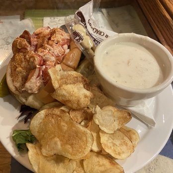 Side Street Cafe - lobster roll and clam chowder - American Near Me - Bar Harbor, Maine