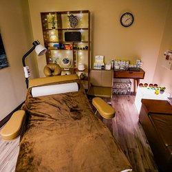Tigermed Therapy - Na Pali Room: custom hydraulic lift table for maximum comfort, clean modern and sanitary