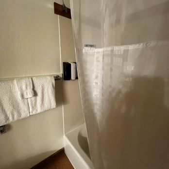 Harbor Lite Lodge - Bathroom- clean towels - Hotels Near Me - Fort Bragg, California