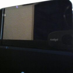 3R TEK - Crack after the repair. It's on the top right of the image. There's a very thin crack that runs down all the way to the phone's bottom.