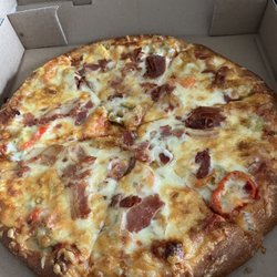 Ricardo's Pizza - Bacon, olives, hot peppers