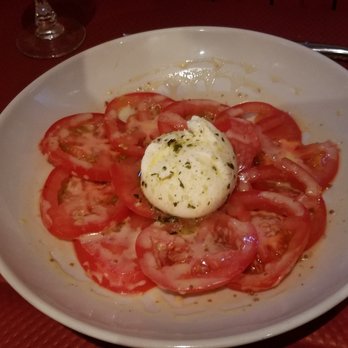 Le Goutillon - Tomates et la burrata basilic - tomatoes and burrata - Brasseries Near Me - Chantilly, 60 Le Goutillon - Tomates et la burrata basilic - tomatoes and burrata - Brasseries Near Me - Chantilly, 60